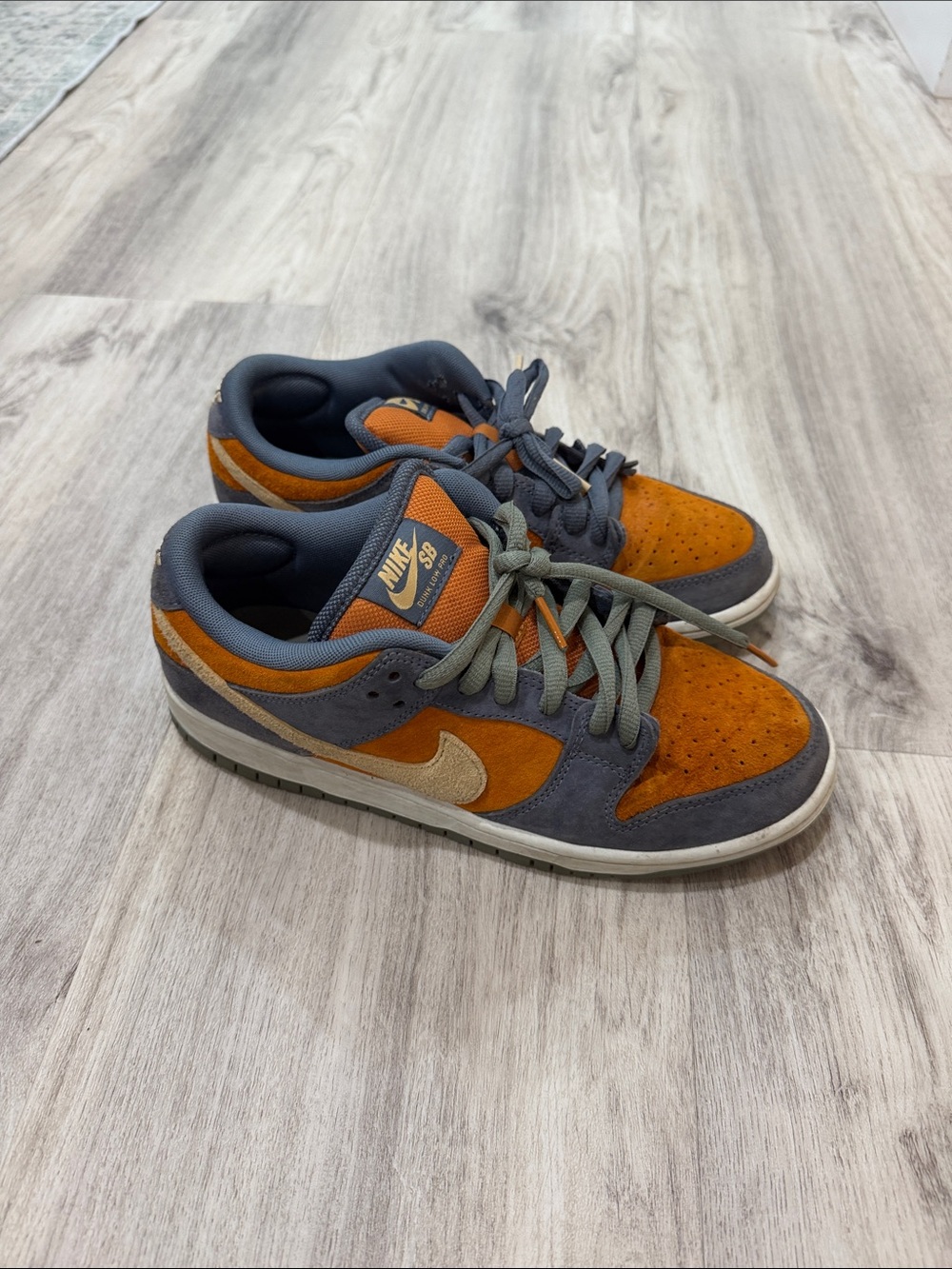Nike SB Dunk LIGHT CARBON MONARCH Low in Orange and Light Carbon SIZE 7.5